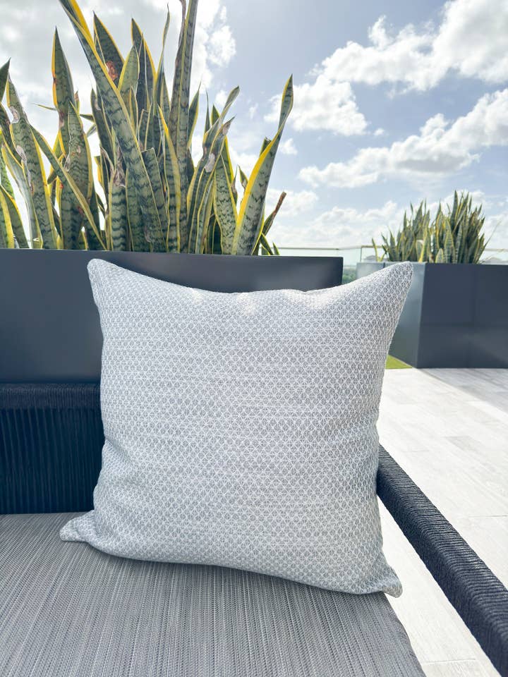 Cuscino Coastal Breeze grigio 16x16 per interni ed esterni per la vendita all'ingrosso da parte di Anaya Home