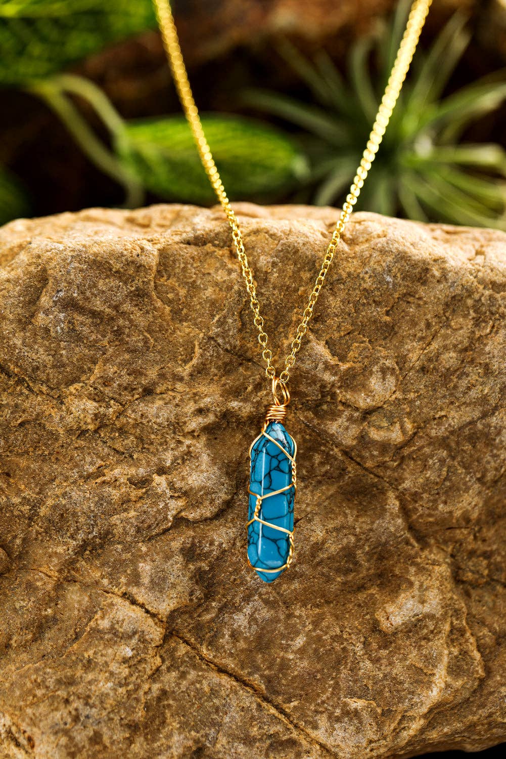 Bleu Collier pendentif turquoise enroulé de fil d'or bleu en vente sur Faire1