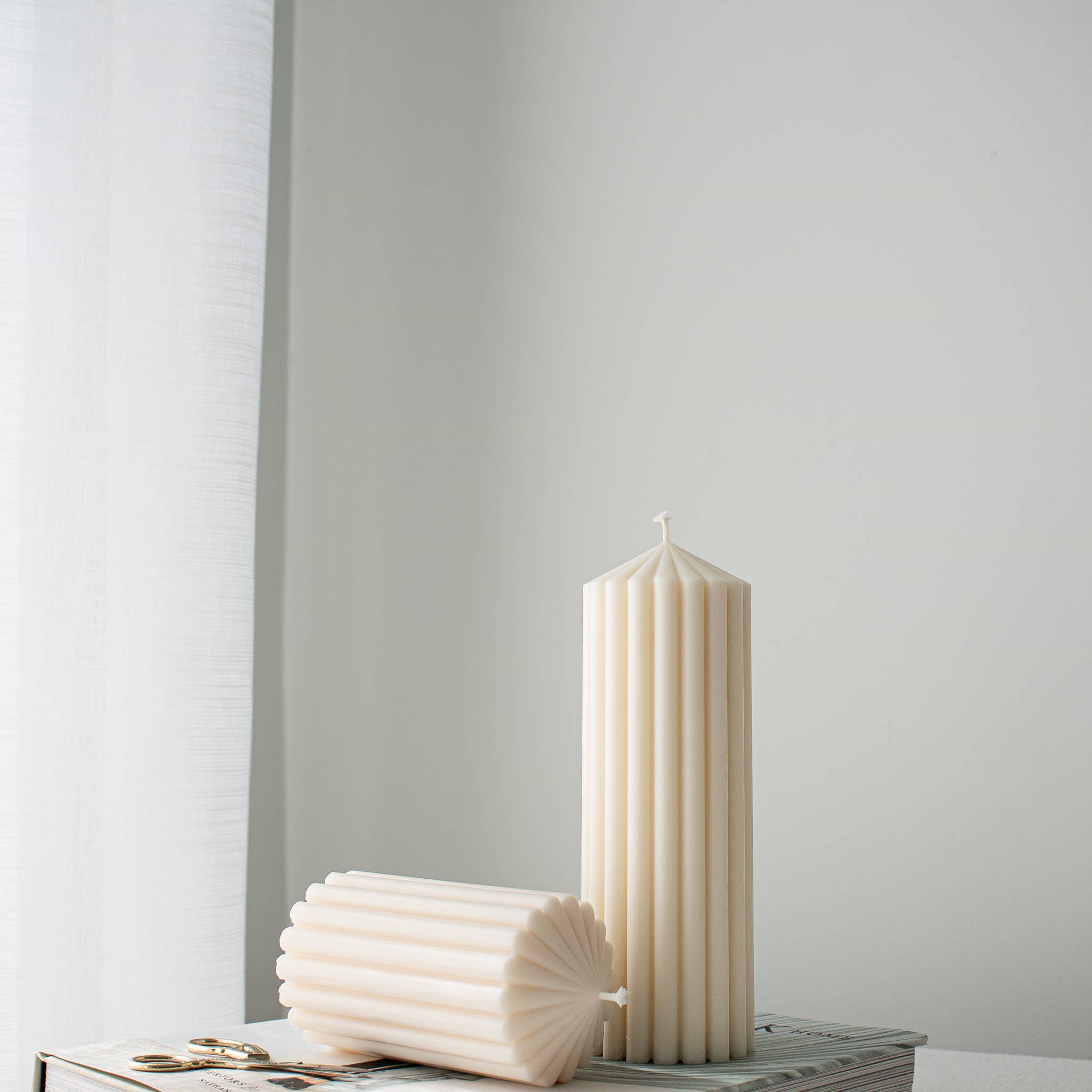 Glowing Harmony Candle Co - Vendita all'ingrosso Candele a colonna - Candela a Colonna Rigata, Eleganti Candele in Cera di Soia3