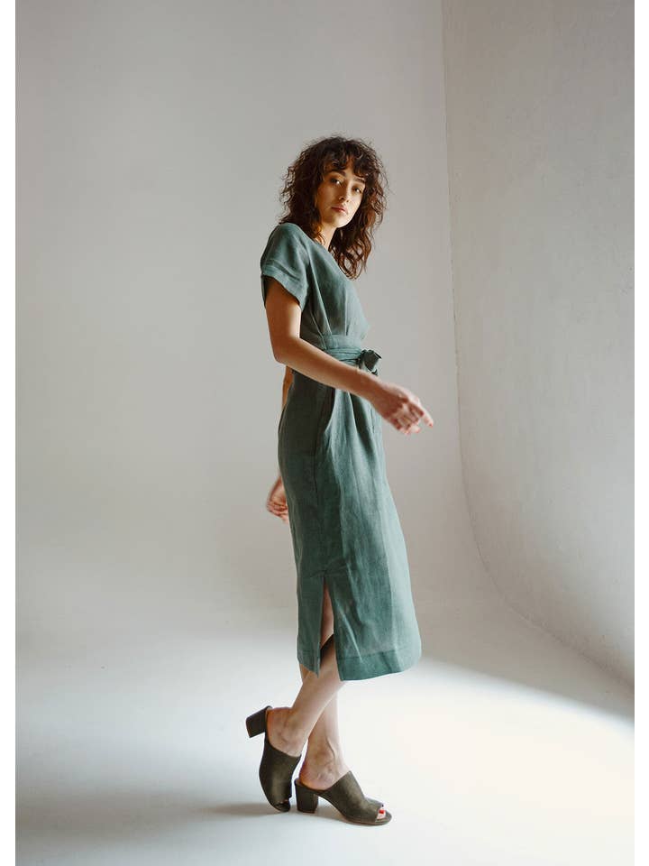 Nich Linen - Vendita all'ingrosso Vestito - Donna - Abito da damigella d'onore avvolgente in lino verde salvia da donna midi4