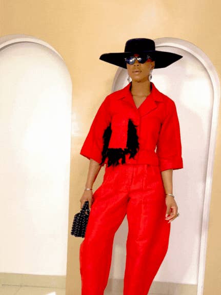 Nnekota Aso Oke Sæt – Rødt To-delt med Fjerbesætninger - endeligt udsalg for engroshandel hos DUA MENKA