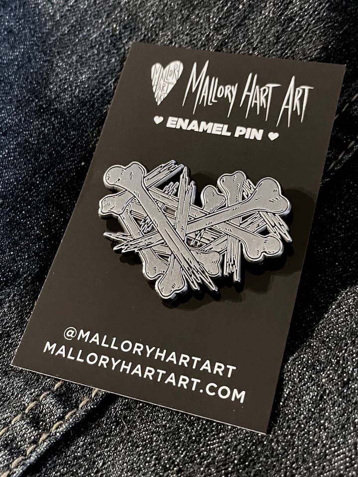 Herz aus Knochen Emaille-Pin für den Großhandel von Mallory Hart Art