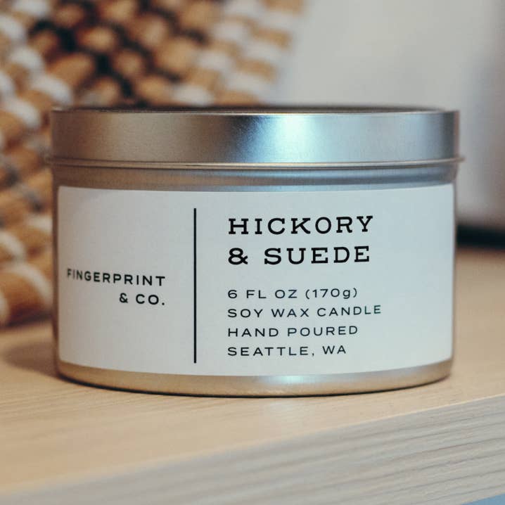 Candela di soia in noce americano e camoscio da 6oz per la vendita all'ingrosso da parte di Fingerprint & Co