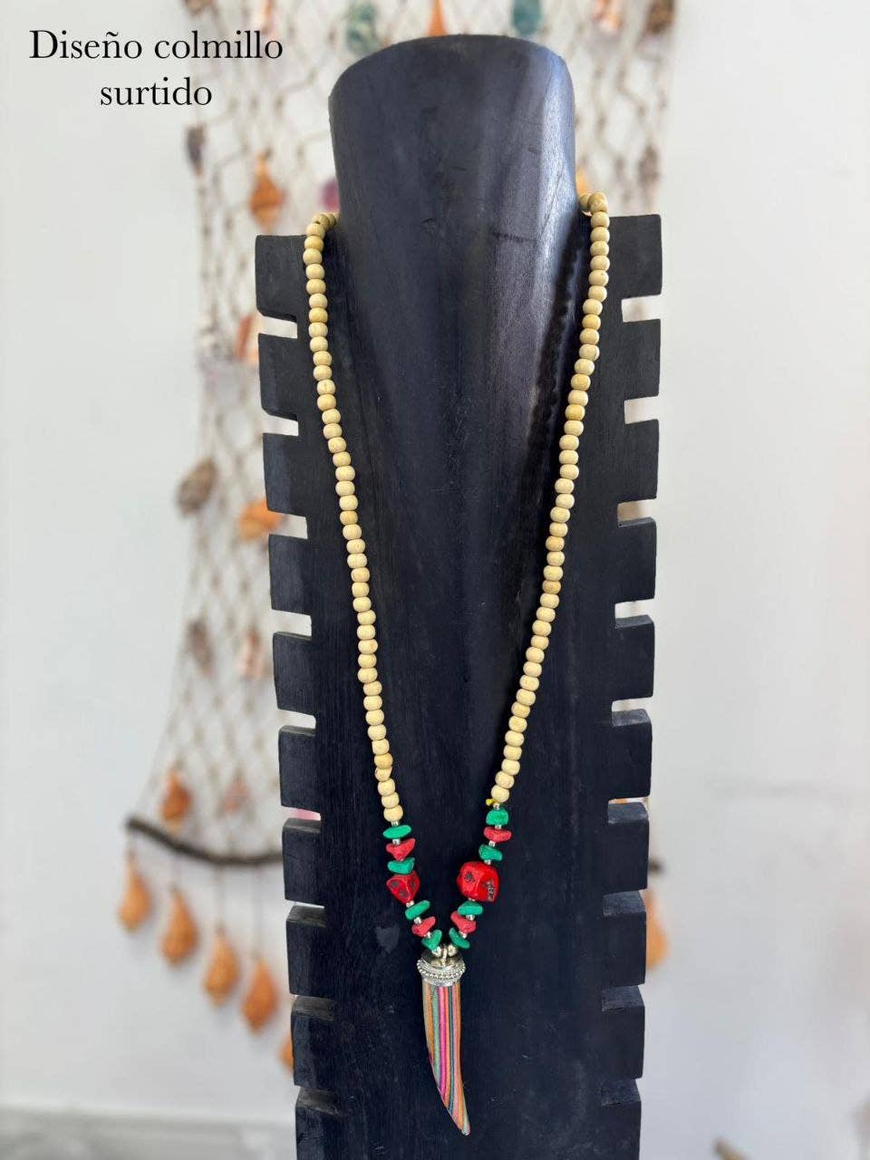 Hecho a mano – Engroshandel Halskæde med medaljon – Etniisk halskæde med farverige perler og elfenbenshorn1