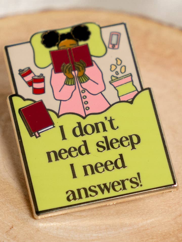 "Ik heb geen slaap nodig, ik heb antwoorden nodig" Boekenliefhebber Emaille Speldje voor wholesale door Pinstory
