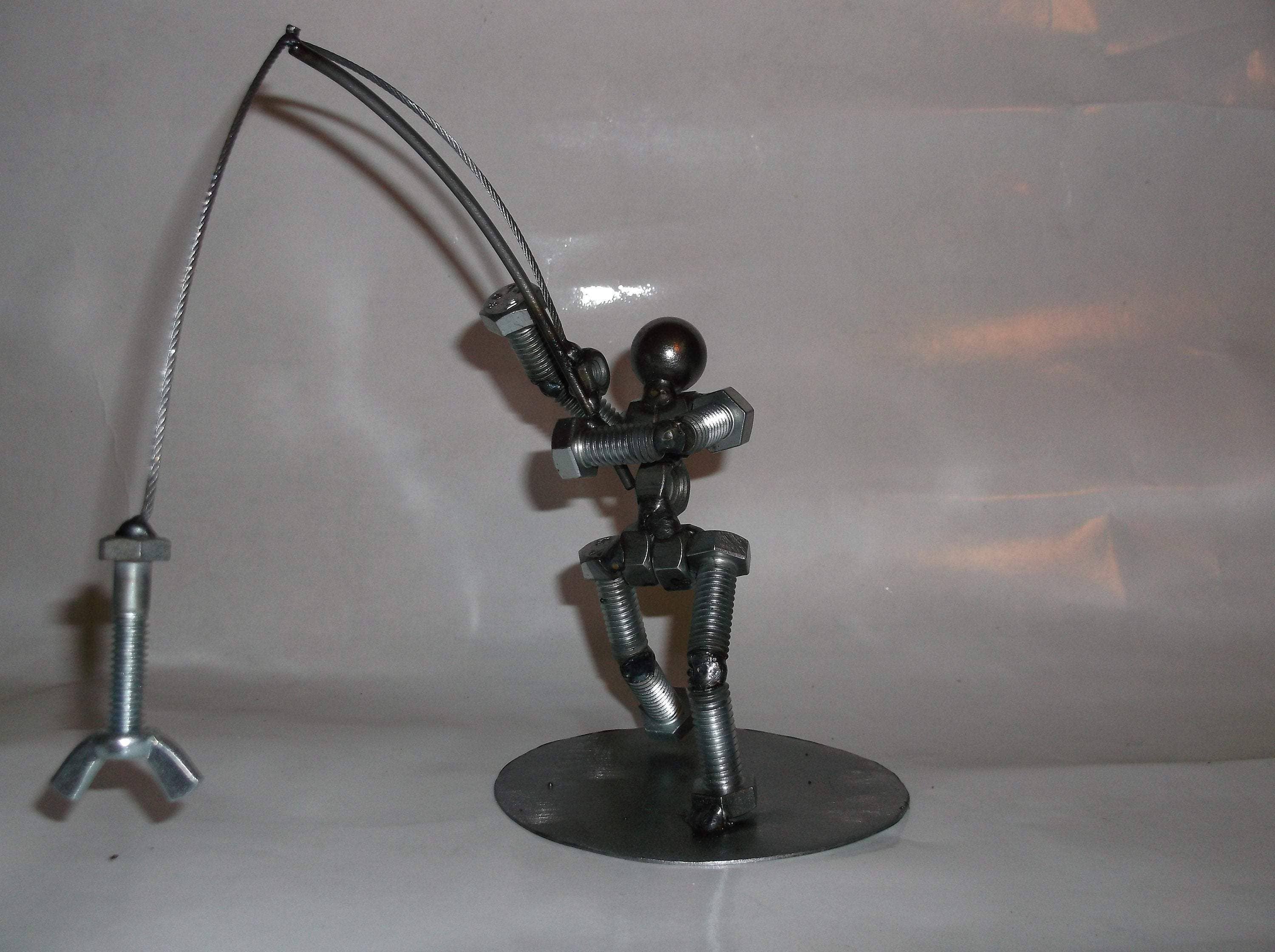 Creations Welded - Vente Figurine décorative - Figurine de pêcheur, pêcheur, verrou en métal, œuvre d'art recyclée1