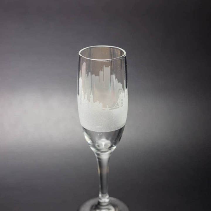 Flûte à champagne Skyline de Boston, Massachusetts pour la vente par Urban & Etched
