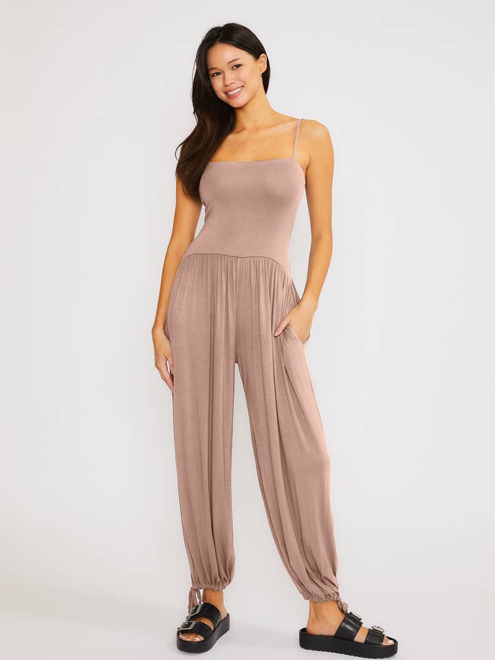 Combinaison décontractée à col carré à bretelles FWMJ3257 pour la vente par Wasabi + Mint