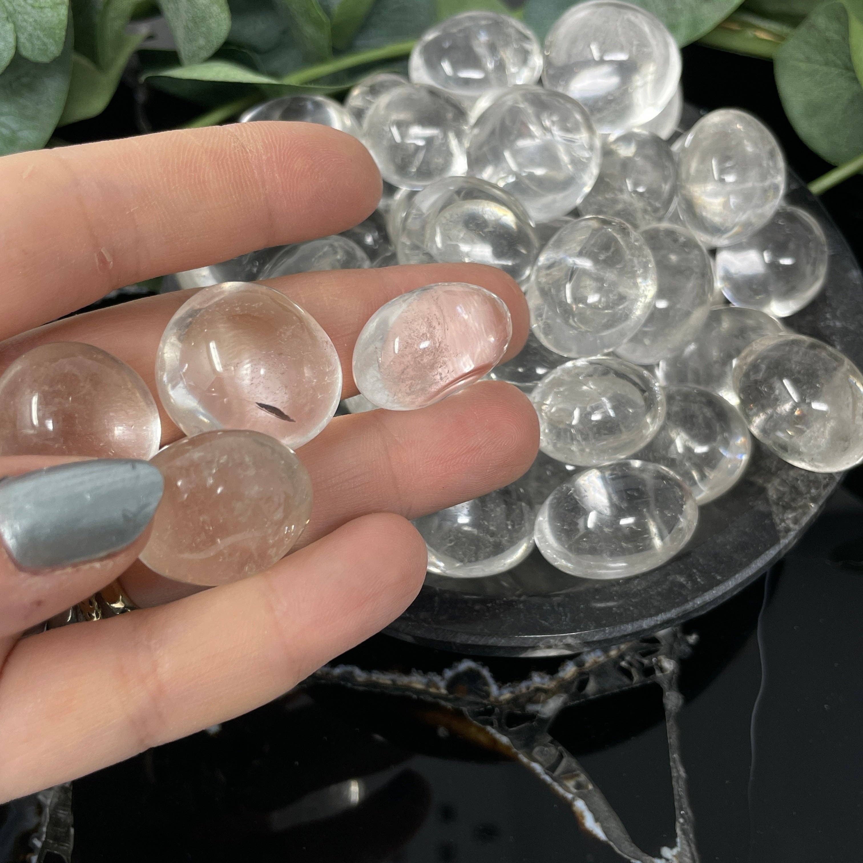 The Crystal Tabby – wholesale Andlig sten/kristall – Klar kvarts rundade stenar 1/2 påse1