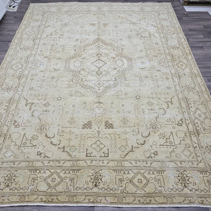 Tappeto Oushak turco di grandi dimensioni: 9,65 x 12,6 Tappeto in lana beige con medaglione per la vendita all'ingrosso da parte di MesopotamiaRugs
