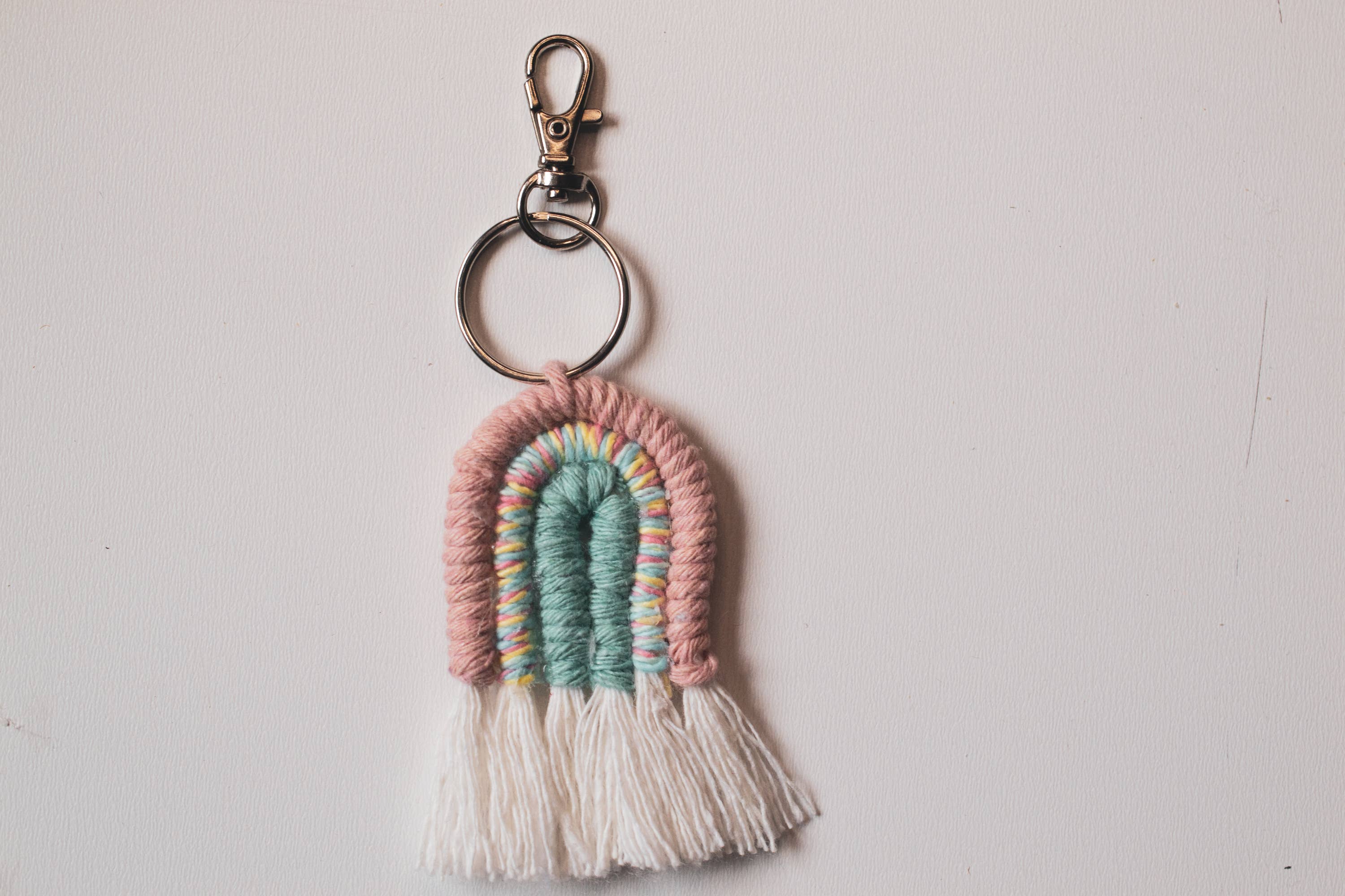 Ruby Moon Decor – Großhandel Schlüsselanhänger – Damen – Bunter Boho-Makramee-Regenbogen-Schlüsselanhänger2