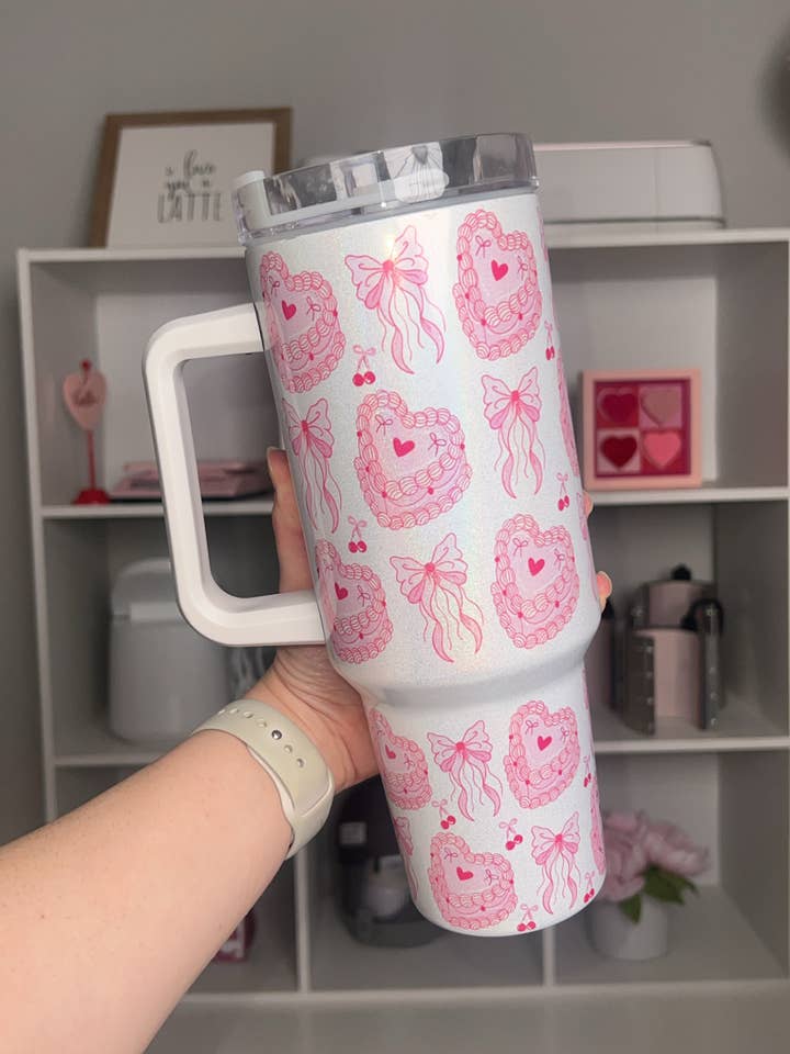 Coquette Cake Shimmer 40oz Tumbler Quencher für den Großhandel von Selena Marie LLC
