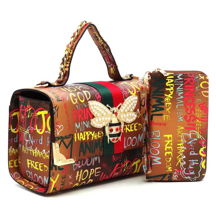 M&M HANDBAGS, LLC. - Vendita all'ingrosso Cartella - Donna - GP2728W Orologio squadrato 2 in 1 con motivo Queen Bee Multi Graffiti5