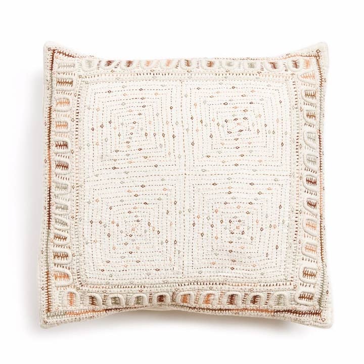 Housse de Coussin Brodée à la Main en Corail Labyrinthe Uniquement pour la vente par Variously