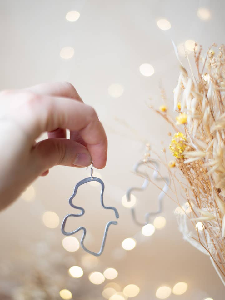 belles boucles d'oreilles graphiques argentées pour la vente par Liniata