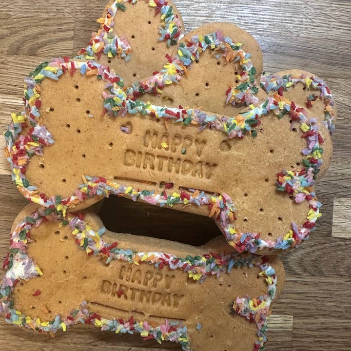 Biscuits forme os pour chiens au beurre de cacahuète - Joyeux anniversaire, grand format pour la vente par The Dog Shack