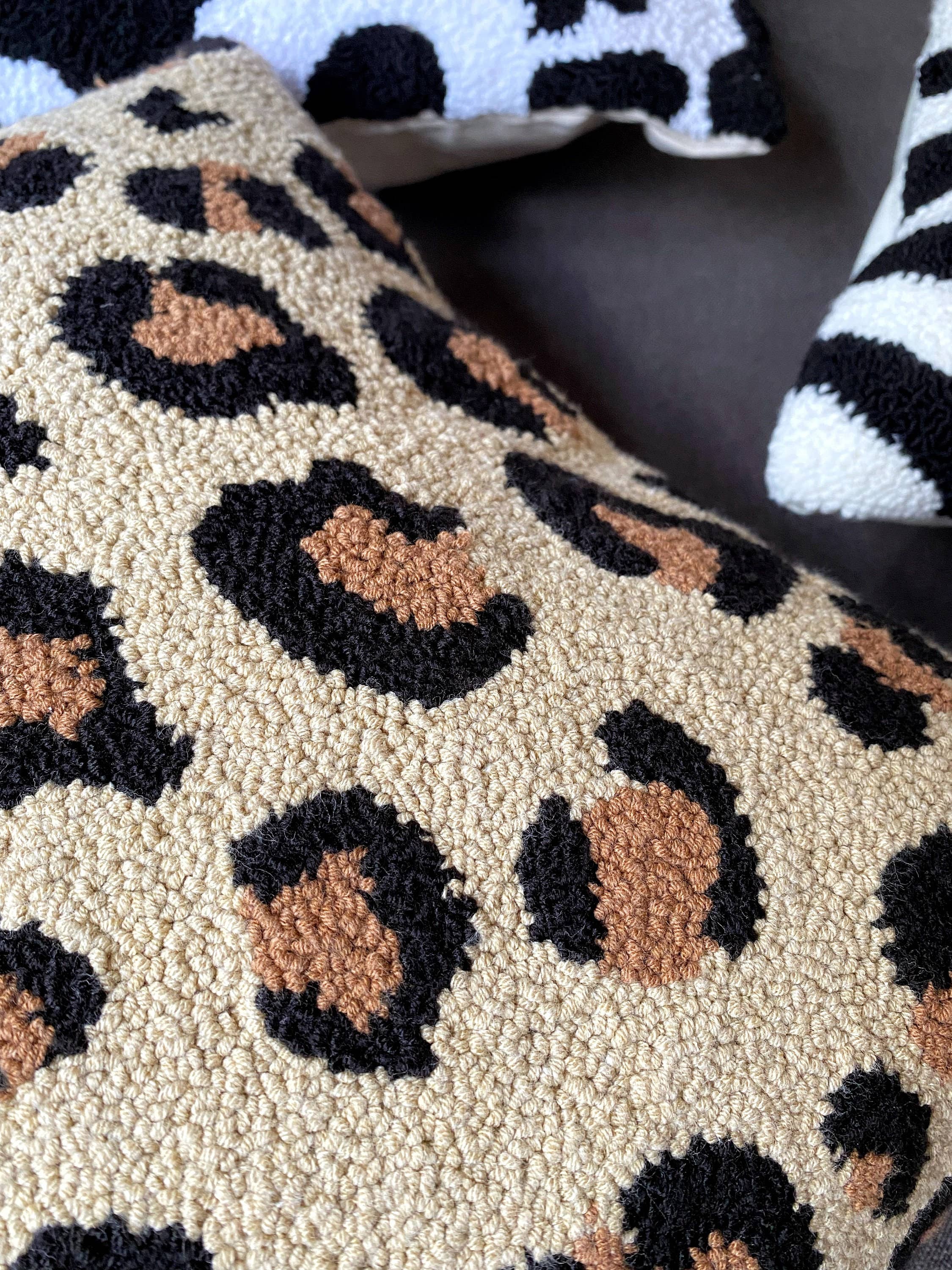 Honey Art and Nature – wholesale Throw pillow cover – Hand Tufted Cheetah & Leopard Embroidered Pillow Covers2