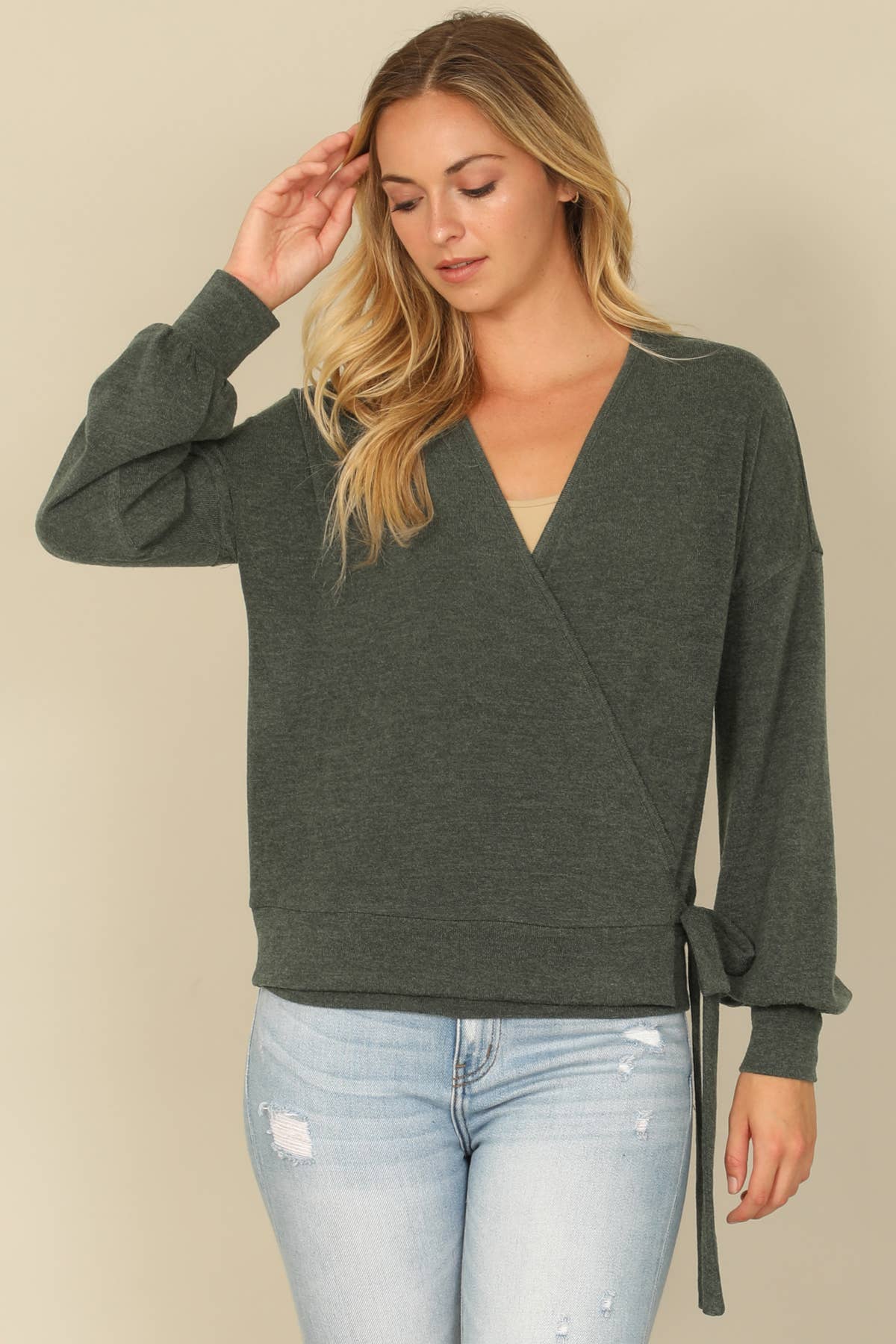 You & Me – Großhandel Bluse – Damen – YMT20079SOLID LANGÄRMELIGES BAUERNBLUSE-WICKELTOP MIT SEITLICHEM BINDEN UND ÜBERSCHNITTENEM AUSSCHNITT20