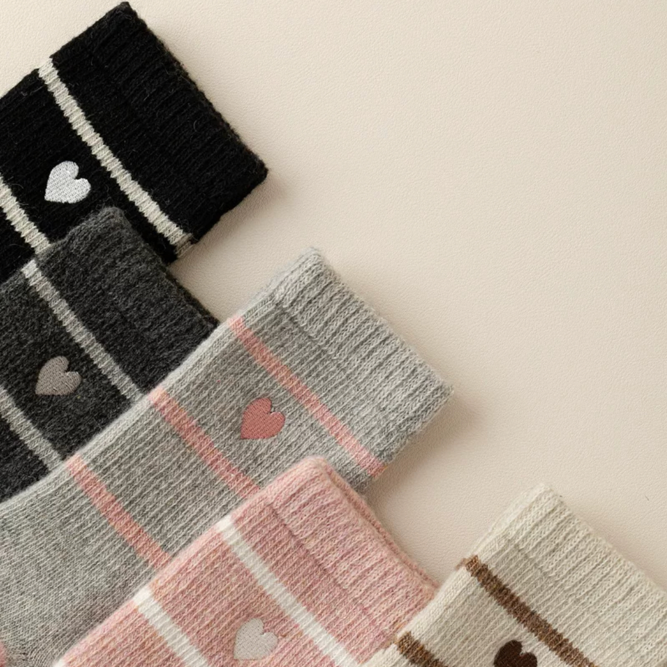 Happy Knits – Engroshandel Strømper - Dame – Uldstrømper til kvinder - retro, hjertebroderi, varme og hyggelige8