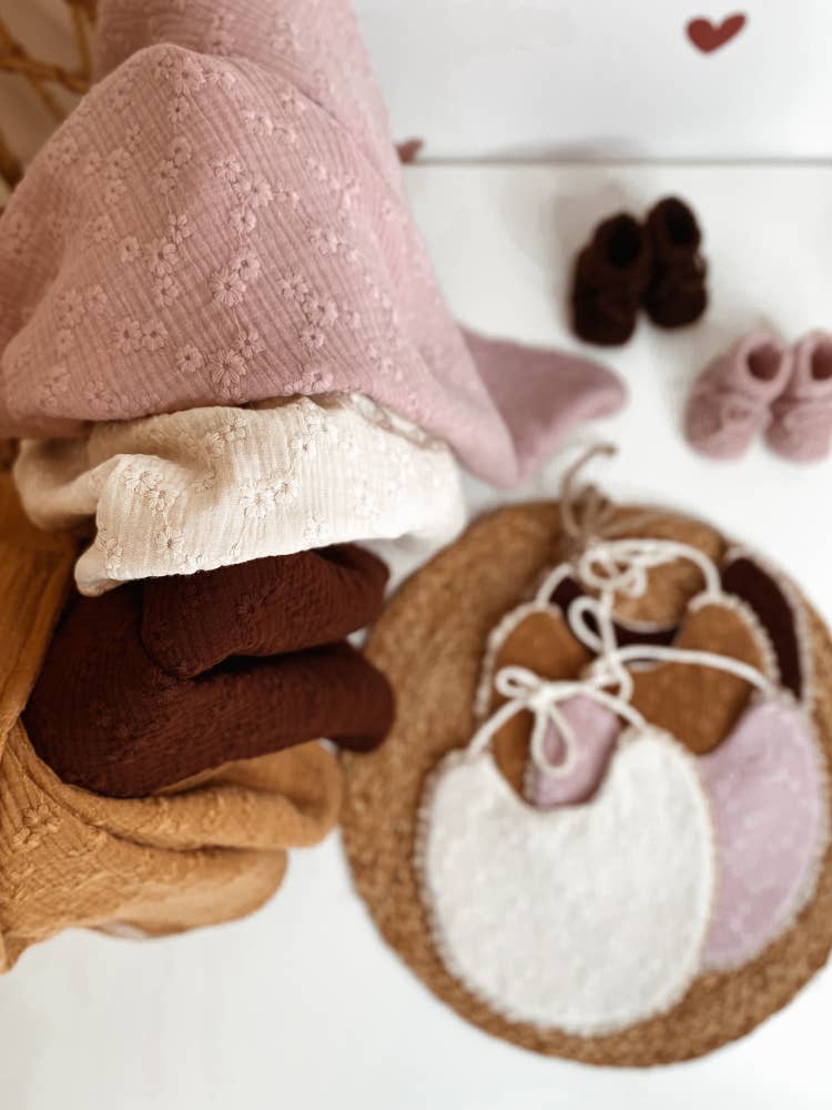 PETITE EvelinaApparel - Venta al por mayor Babero - Bebés - Babero Bebé/Flores bordadas13