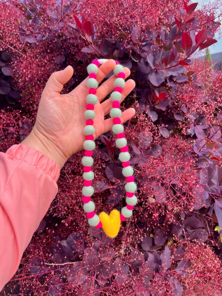 Gefilzte Halskette mit gelbem Herz für den Großhandel von Honey Loom Designs