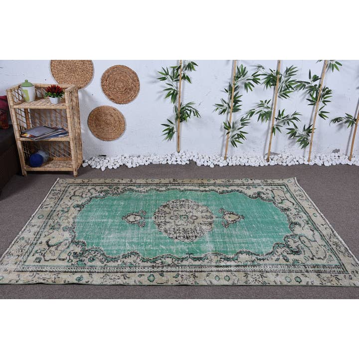 Tapis rectangulaire en coton vert vintage et beige pour la vente par The Loom Wholesale