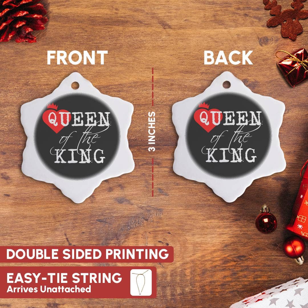 3dRose – Ornamento por atacado – 3dRose, Rainha do rei texto branco, fundo preto. Coração vermelho e uma coroa, Ornamento2