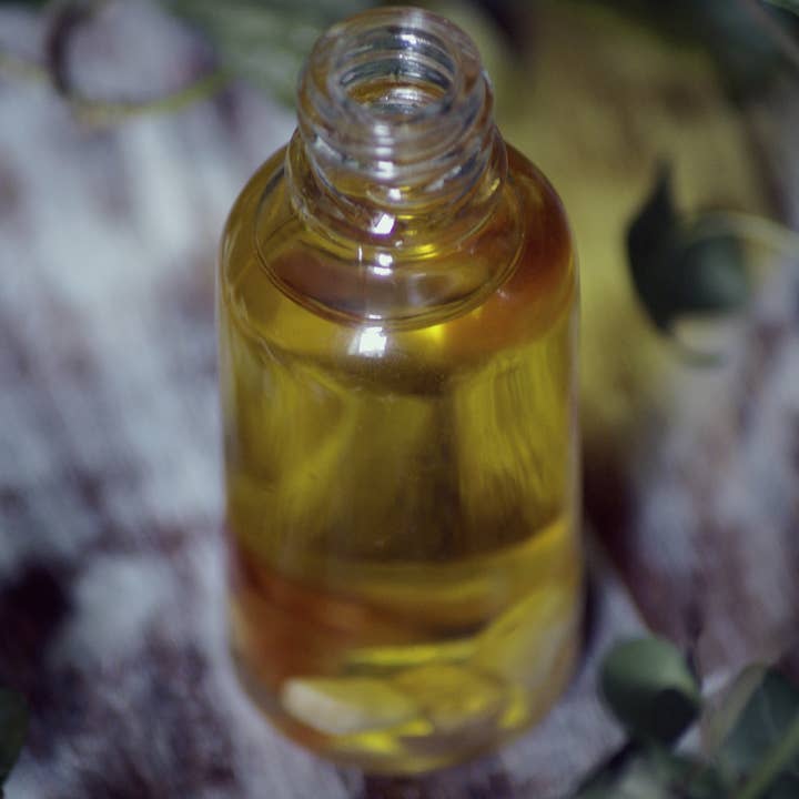 In Lumine Lunae - Wholesale Essential Oil - Women balancing aromatherapy pulse points oil4