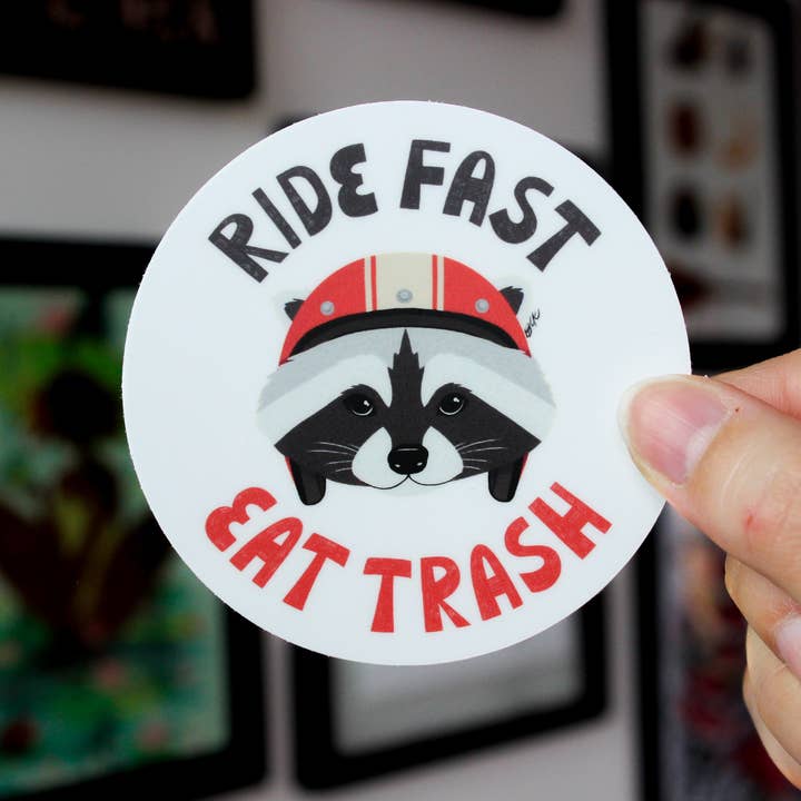 Klistermärke Tvättbjörn | Åk Snabbt Ät Skräp för wholesale av Betina C Koche