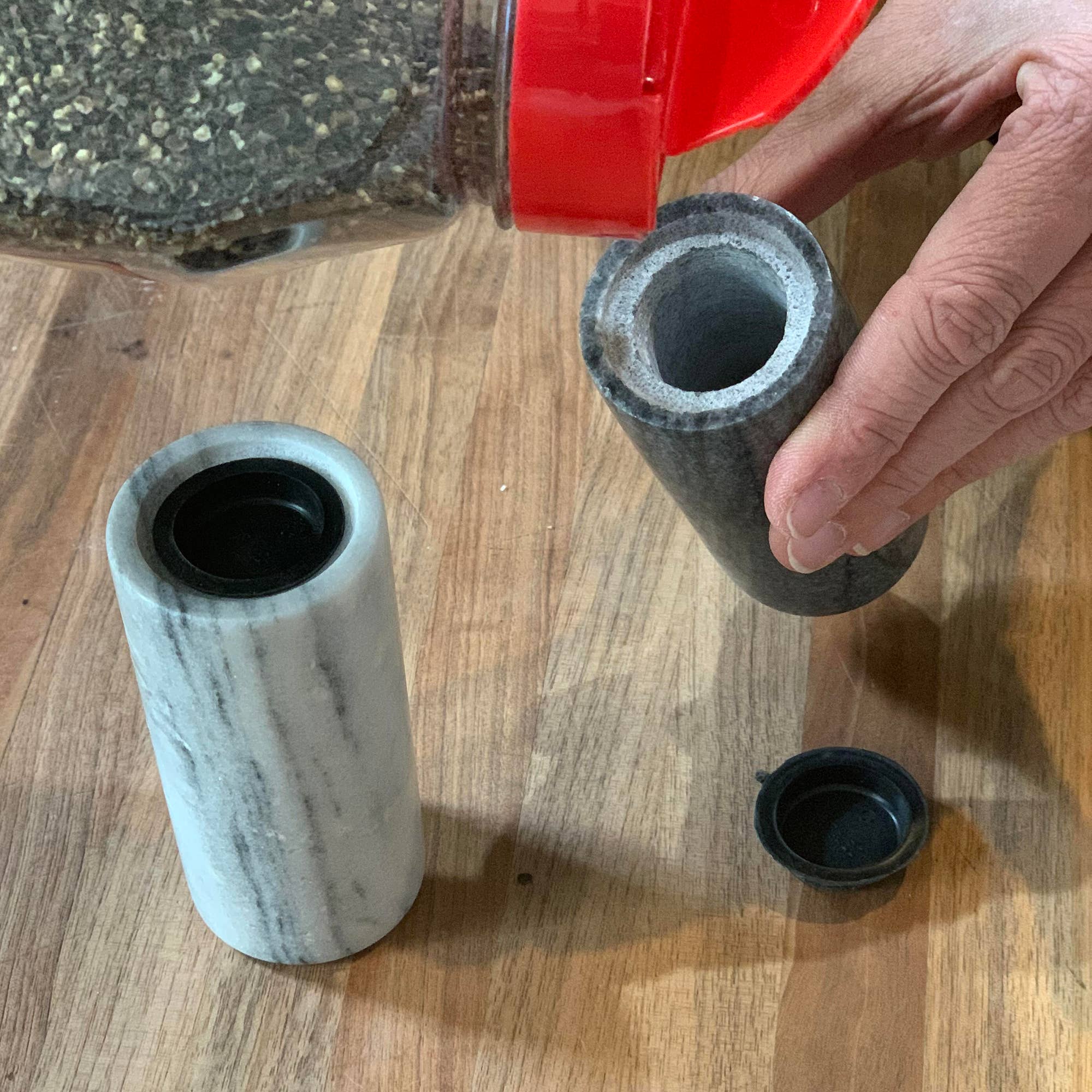 Fox Run Brands – Großhandel Salz- & Pfefferstreuer-Set – Fox Run Salz- und Pfefferstreuer aus Marmor, 2er-Set, 1,75 x 3,75 Zoll4