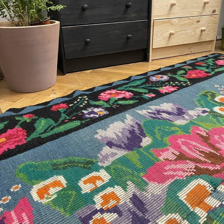 MADE WITH LOVE RO SRL – Tapete por atacado – Tapete de lã com design floral azul, feito à mão na Roménia Tapete vintage3
