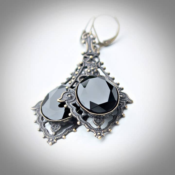 Grandes boucles d'oreilles pendantes en onyx noir facetté filigrane pour la vente par Circa 1890