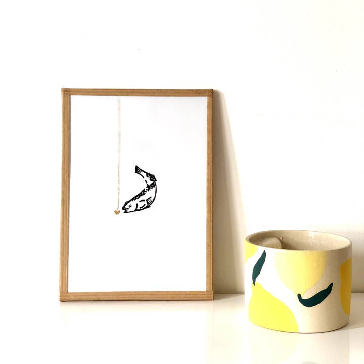 Gravering: Fisk + Agn i Hjerte Broderet Tråd (13x18 cm) for engroshandel hos Atelier Nunila