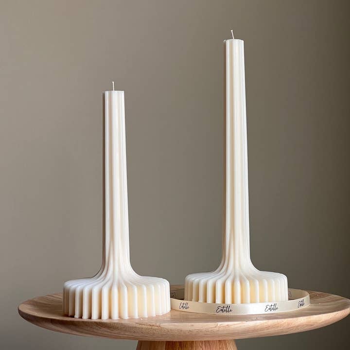 Elegante Soja Vaas Kaars: Sculpturale Gestreepte Kolom Kaars voor wholesale door Estelle Studio