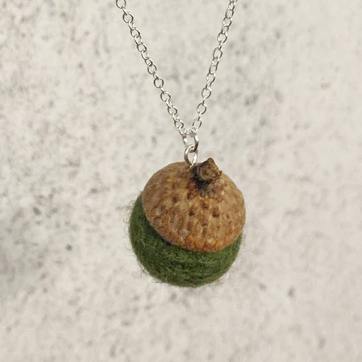 Oakwind Hollow - Venta al por mayor Collares con colgantes/abalorios - Collar de bellota de fieltro verde oliva Woodland Jewelry0