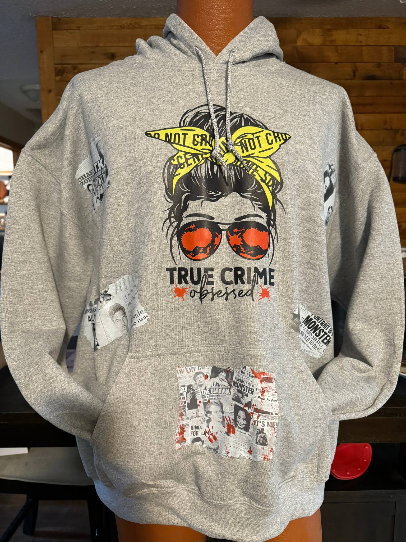Zombie Paws – wholesale Hoodie - Dam – True Crime Obsessed Hoodie Med Nyheter Klippbilder6
