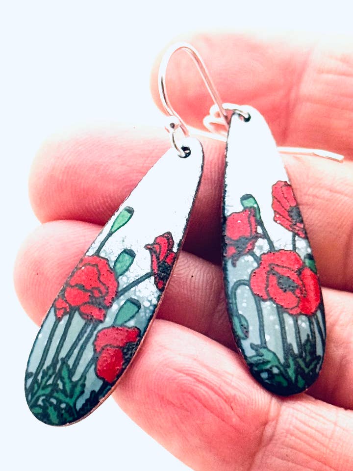 Boucles d'oreilles longues en forme de goutte de pavot, émail gris et blanc pour la vente par Magpie Mouse Studios