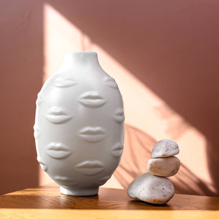 Jarrón de Cerámica Hecho a Mano | Objeto Decorativo Jarrón Beso de Dama para venta al por mayor de Beige & Stone