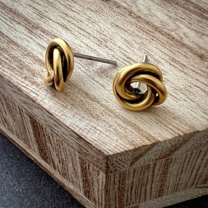 JohnnyGirl, orecchini a perno in oro anticato, piccoli perni, nodo d'amore celtico, semplici gioielli minimalisti per tutti i giorni per la vendita all'ingrosso da parte di Johnny Ltd.