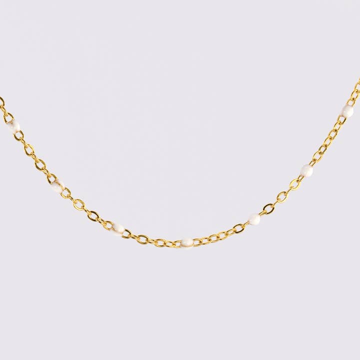 Collier Chaîne Satellite en Émail Blanc Délicat Nina pour la vente par Edgy Petal Jewelry