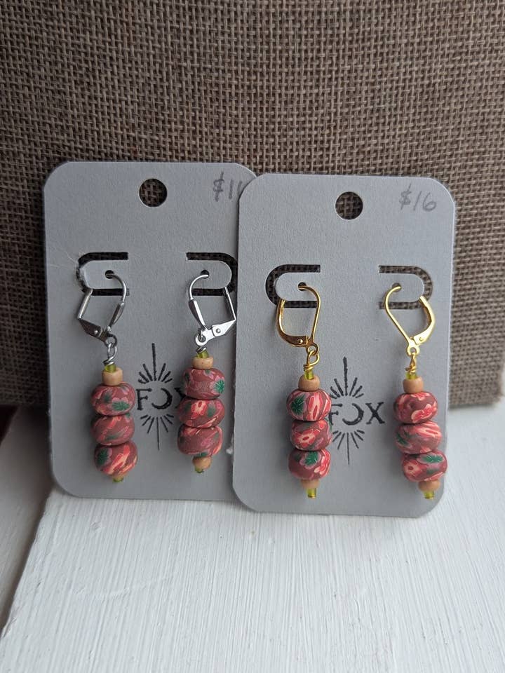 Boucles d'oreilles en argile polymère florale rouge (argent ou or) pour la vente par JFOX Jewelry