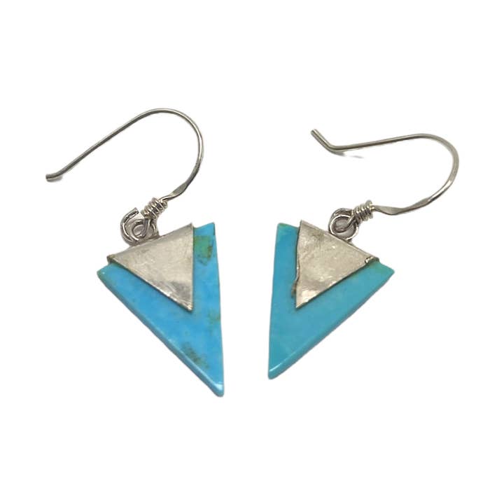 Boucles d'oreilles triangle en turquoise 1.1cm pour la vente par Iroquoise