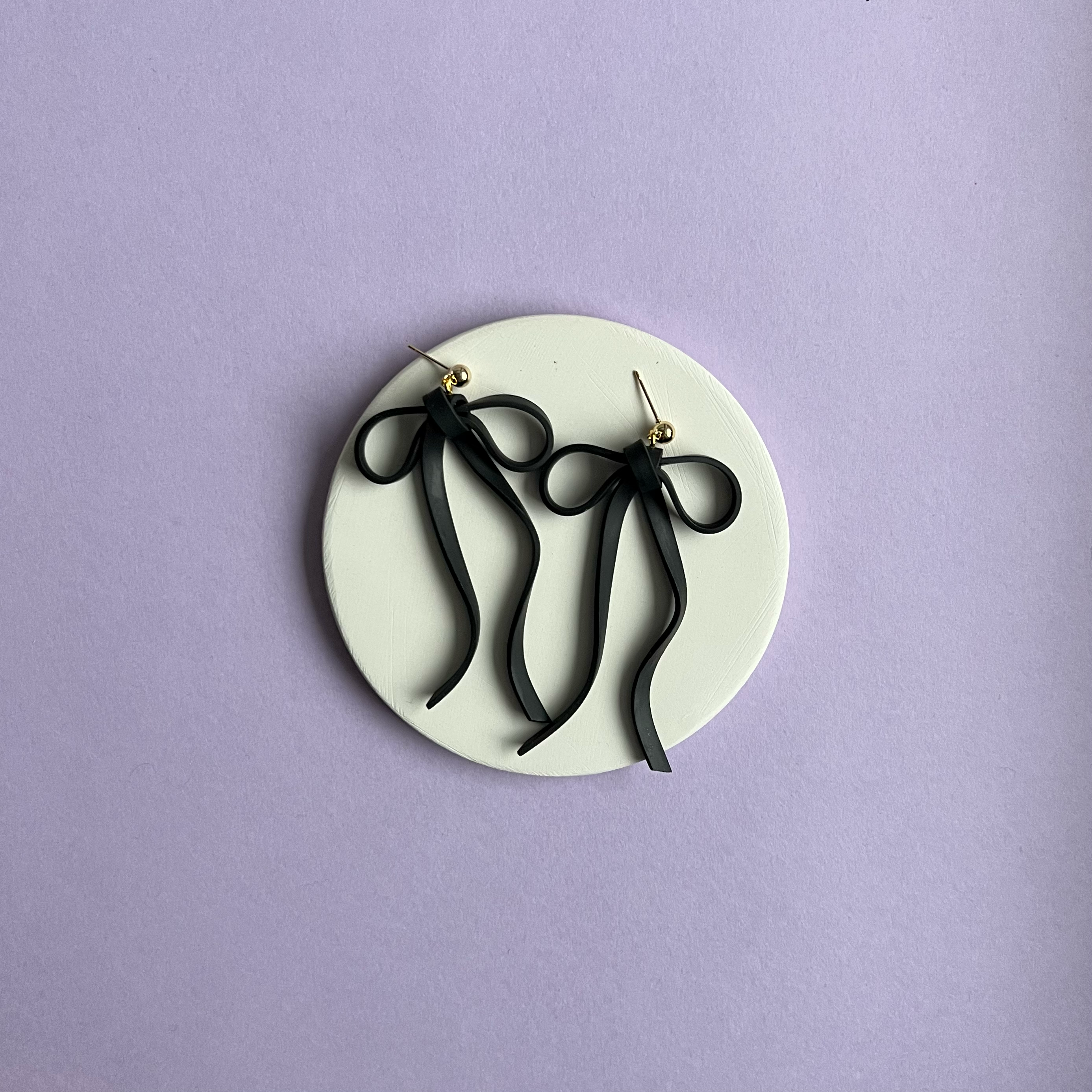 Common Good Clay - Vendita all'ingrosso Orecchini pendenti - Orecchini a fiocco, misura media, per San Valentino, rosso e nero2