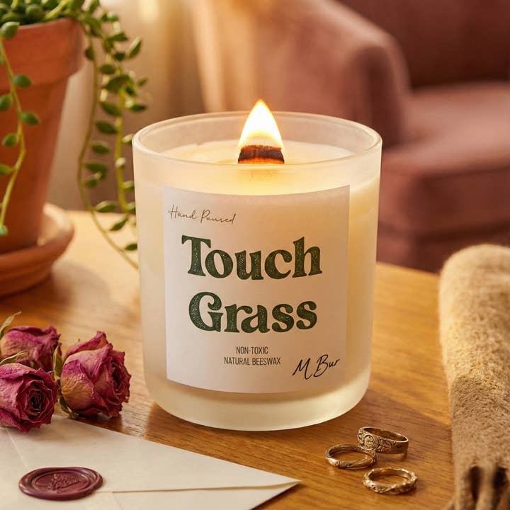 Bougie en cire d'abeille en verre dépoli Touch Grass - 12 oz. pour la vente par M Bur Candle Co.