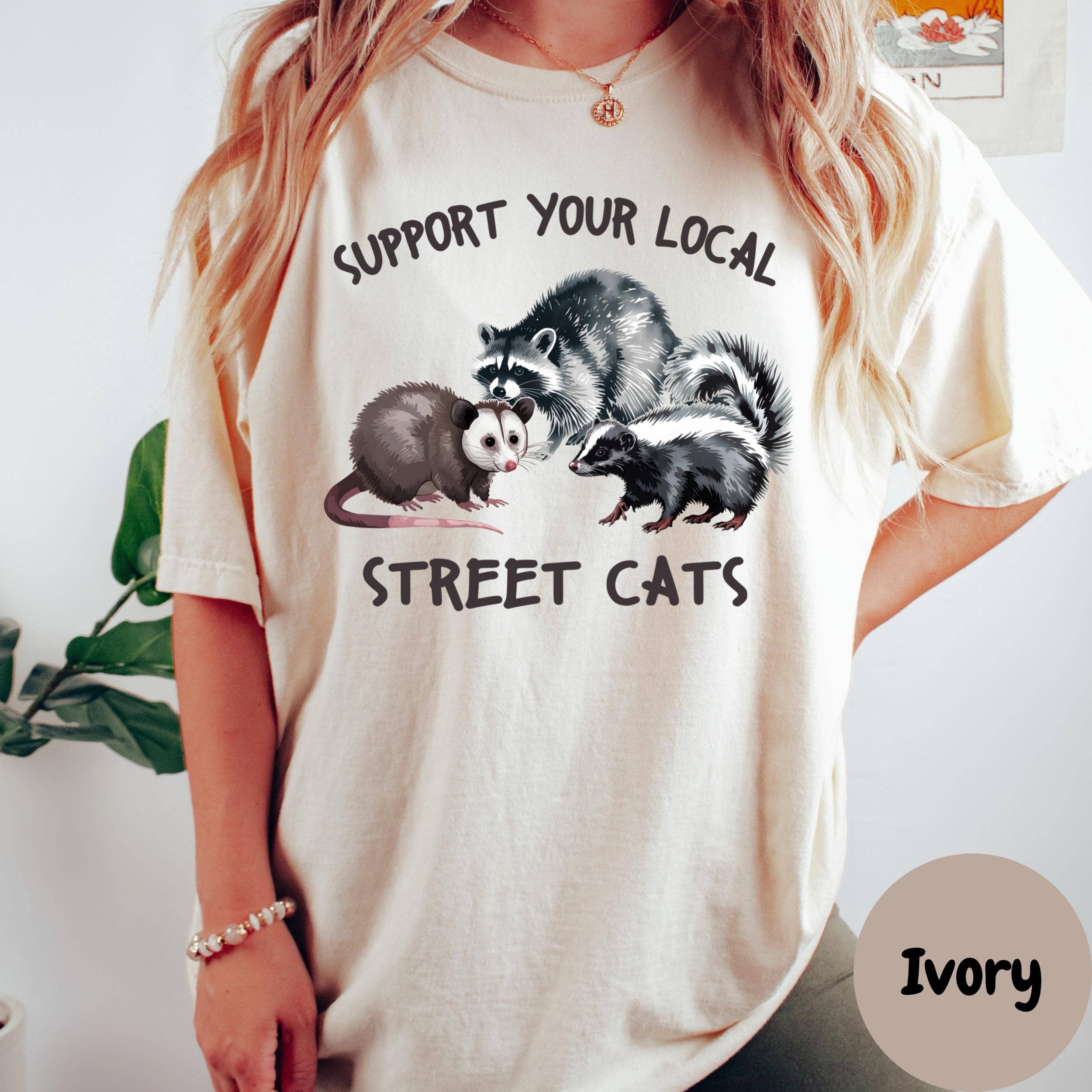Epic Life  - Designed - Vente T-shirt à imprimés – femme - Soutenez votre t-shirt local pour chats de rue, t-shirt drôle de possum raton laveur mouffette Comfort Colors®, t-shirt humoristique sur la faune urbaine, cadeau mignon d'animaux de poubelle.2