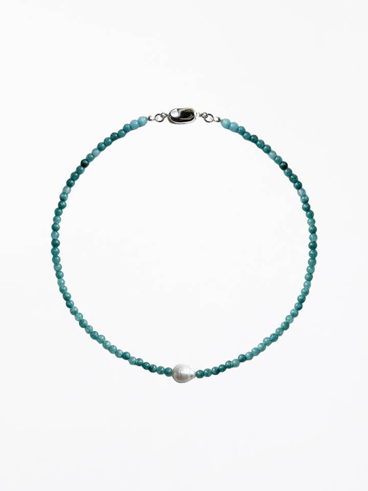 Collier en perles de calcédoine bleue Sana pour la vente par AETHERA