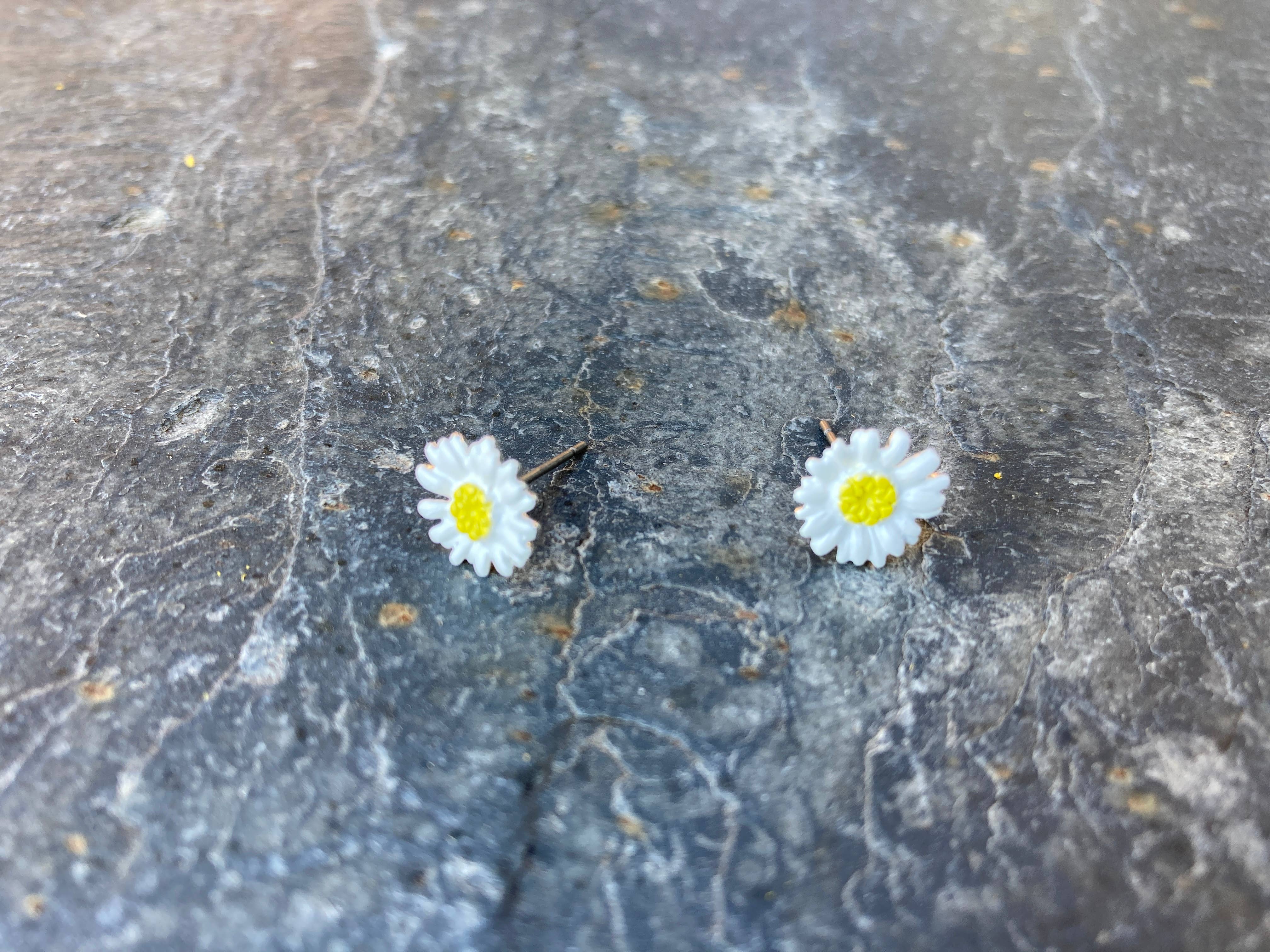 Alexander Thurlow & Co Ltd – wholesale Stud/post earrings – Daisy White Flower Post Stud Earrings2