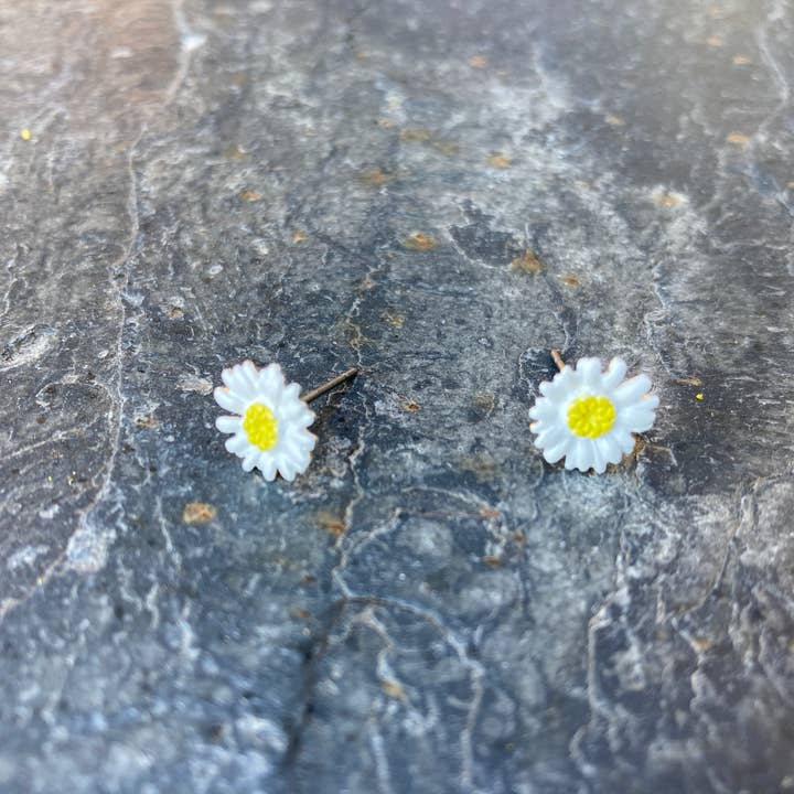 Alexander Thurlow & Co Ltd – wholesale Stud/post earrings – Daisy White Flower Post Stud Earrings2
