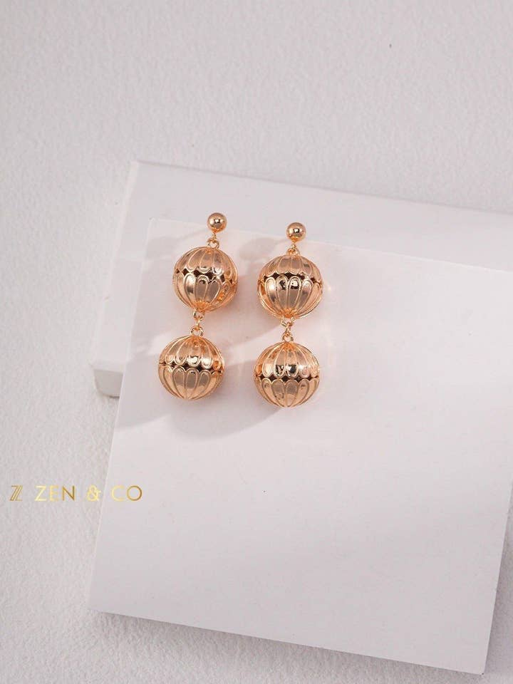 Pendientes colgantes de doble bola de inspiración vintage INES para venta al por mayor de ZEN&CO Studio