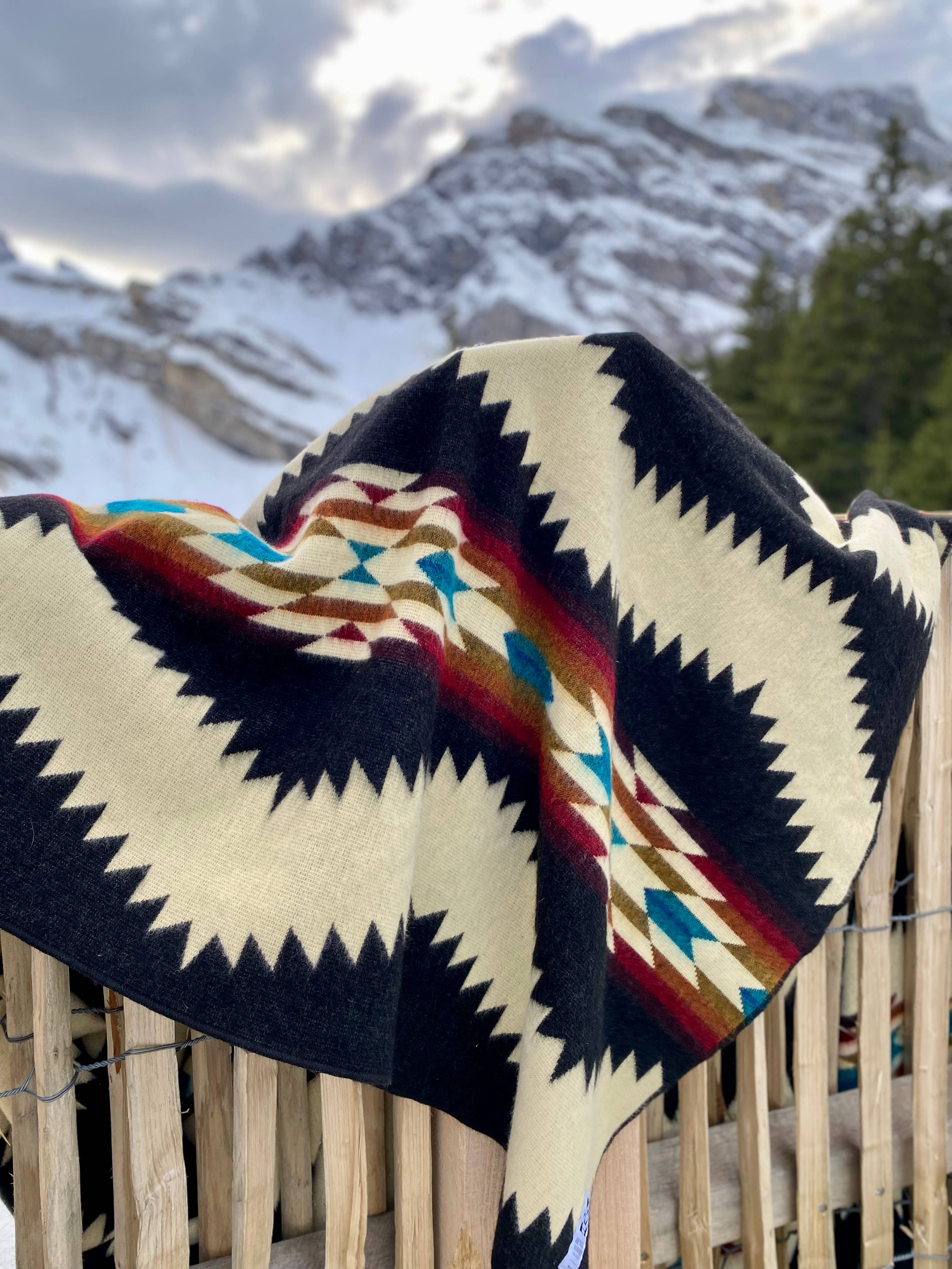 Beyond Borders Collective | Artisan-Made Blankets & Throws - Wholesale Decoratiedeken - Tsachila Deken - Kleurrijk Zwart1